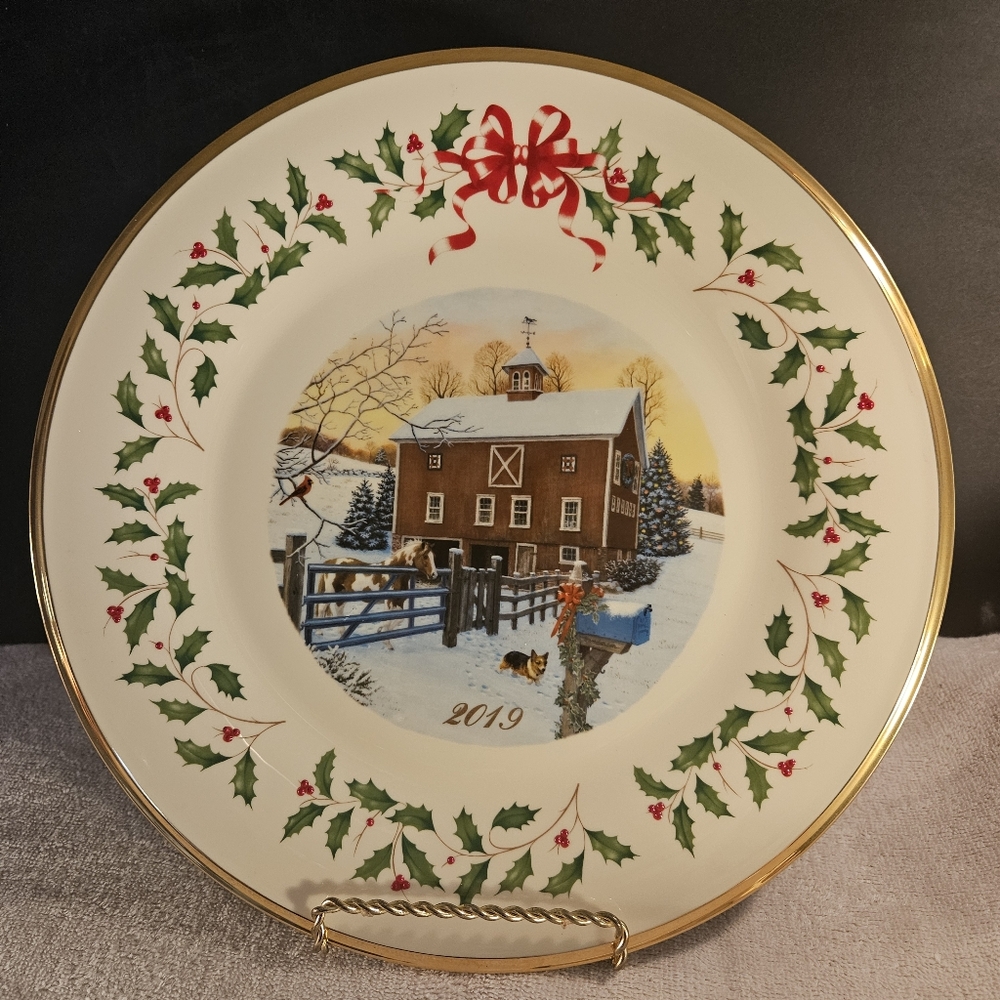 Lenox Holiday Barn Scene 2019 Annual Plate 24 k gold Dog, Horse, Cardinal NIOB